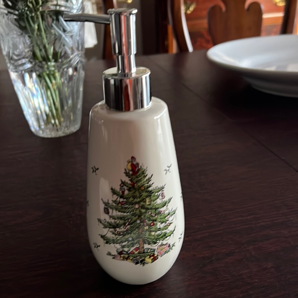 Spode Christmas towels and soap dispenser